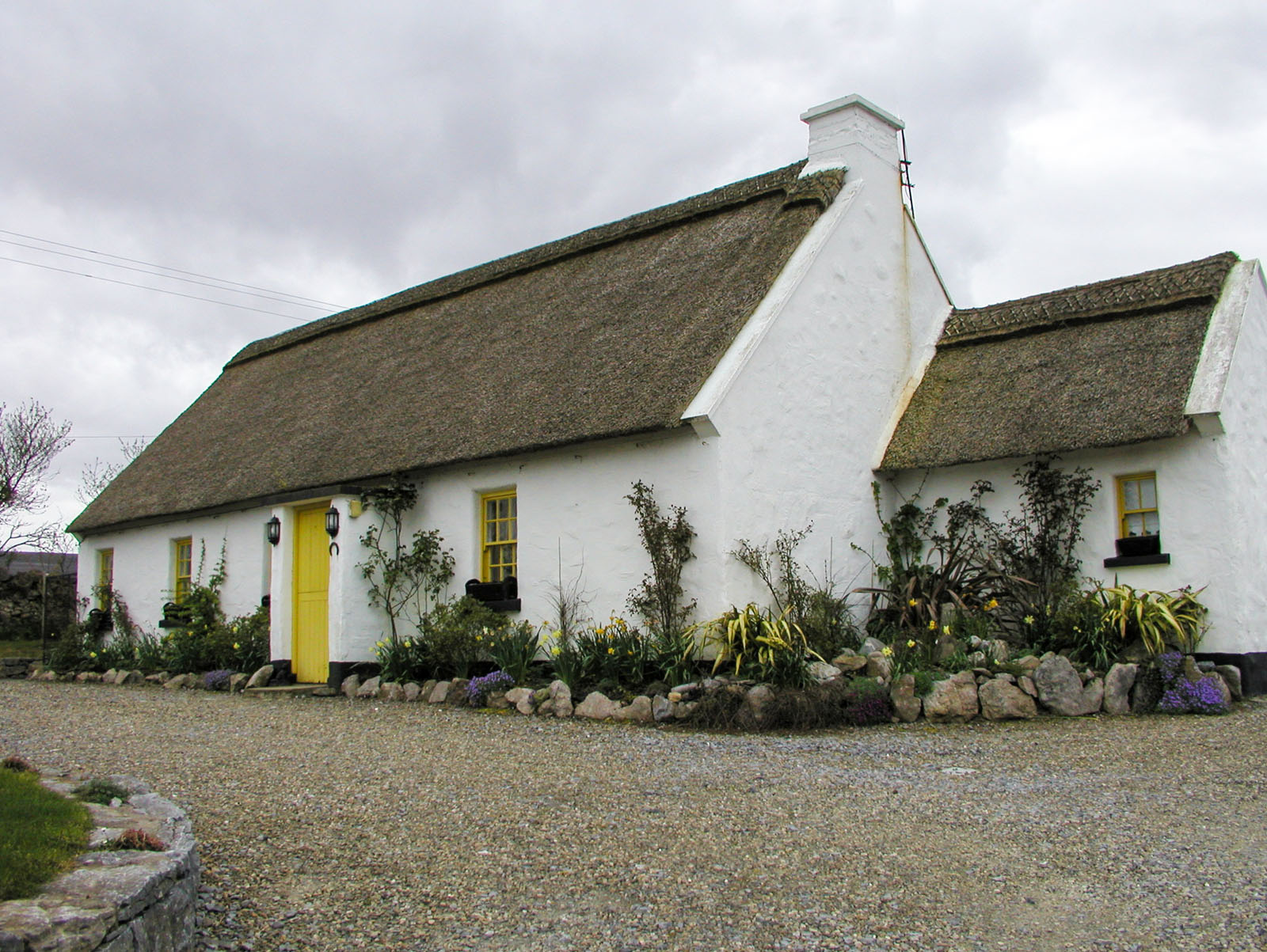 Ballyvaughan, "Tourist" cottage with flowers