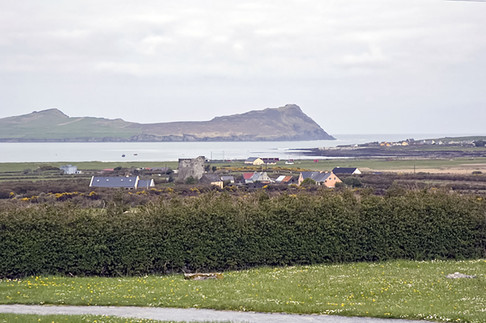 Dingle, Village and fort ruins