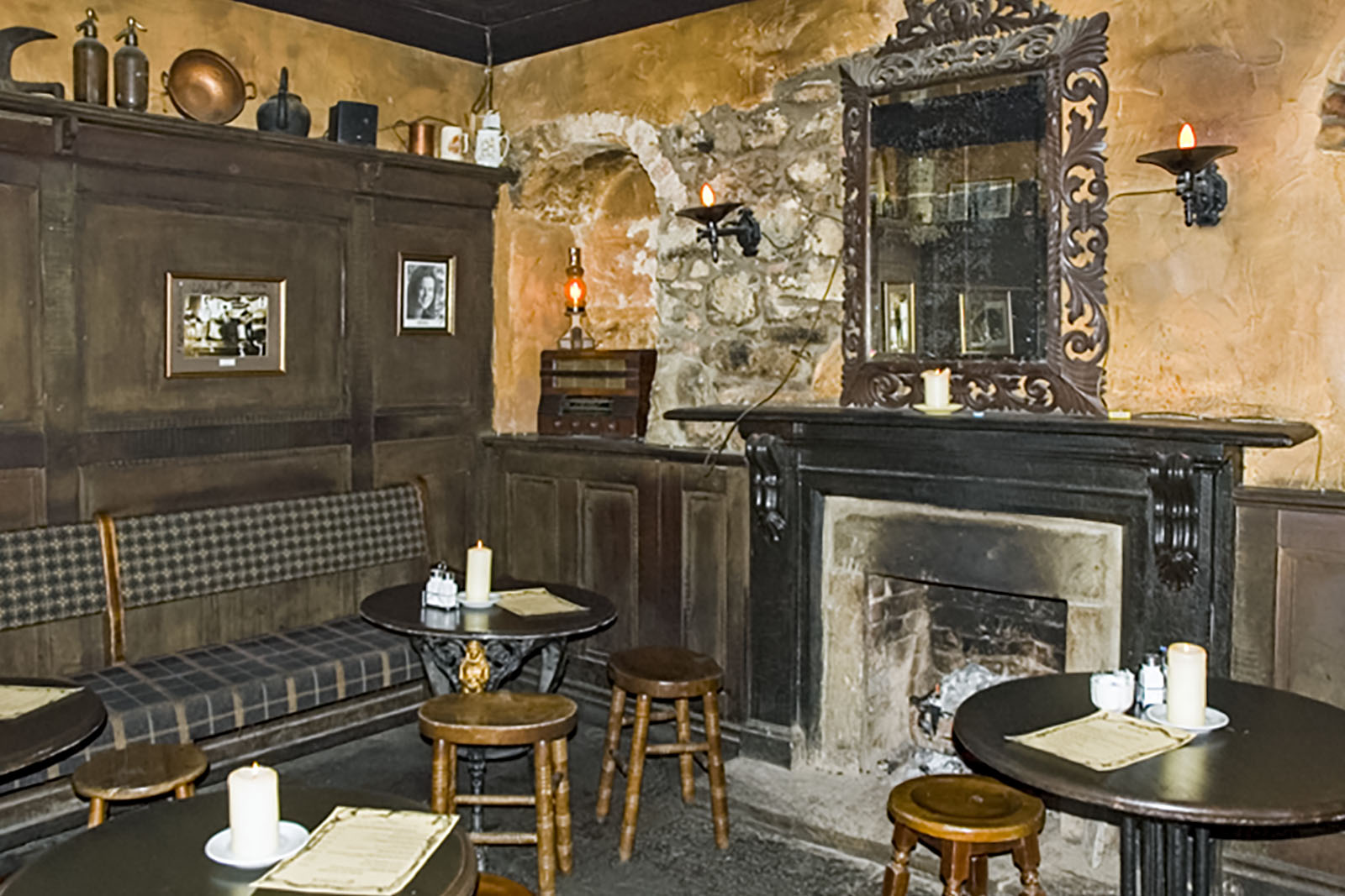 Ennis, "Snug" in la ocal pub